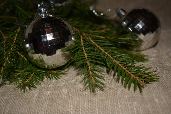 Weihnachten Und Neujahr Dekor Kugeln Tannenbaum Zweig Natürlichen Hintergrund — Stockfoto