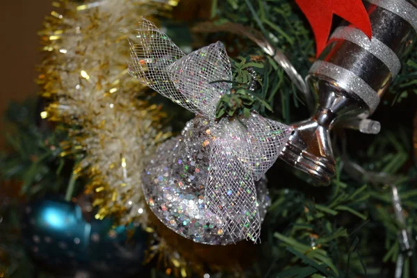 クリスマス ツリーの背景にクリスマスと新年の装飾 — ストック写真