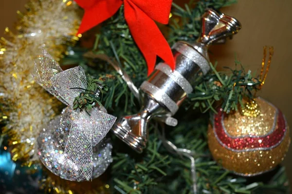 圣诞节和新年装饰在圣诞树背景 — 图库照片