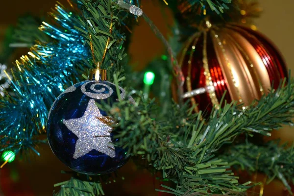 Weihnachten Und Neujahr Dekor Auf Einem Weihnachtsbaum Hintergrund — Stockfoto