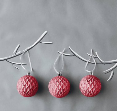 Parlak arka plan üzerinde renkli Noel baubles dekorasyon