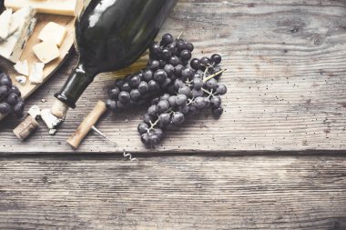 üzüm, peynir ve şarap ahşap arka plan üzerinde lezzetli bileşimi