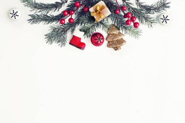 Noel süsler vintage tarzı beyaz arka plan üzerinde ve dekoratif çam dalları