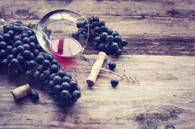 Şarap kadehi, mantar ve tirbuşon ahşap arka plan üzerinde