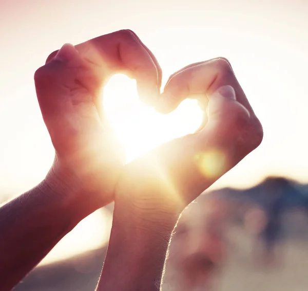 kalp gösterilen eller karşı güneşli gökyüzü oturum