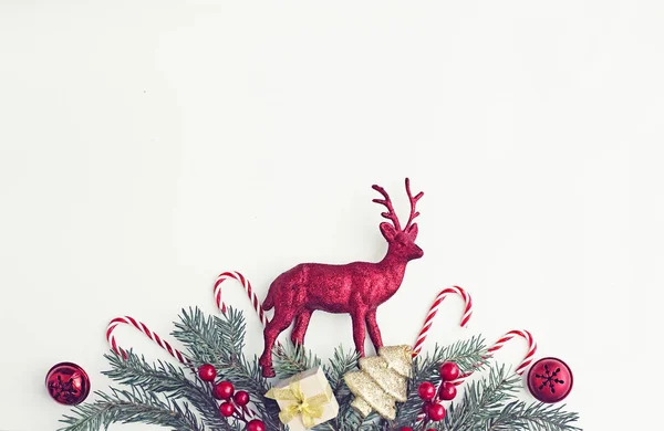 Decorações Natal Vermelho Com Veados Fundo Branco — Fotografia de Stock