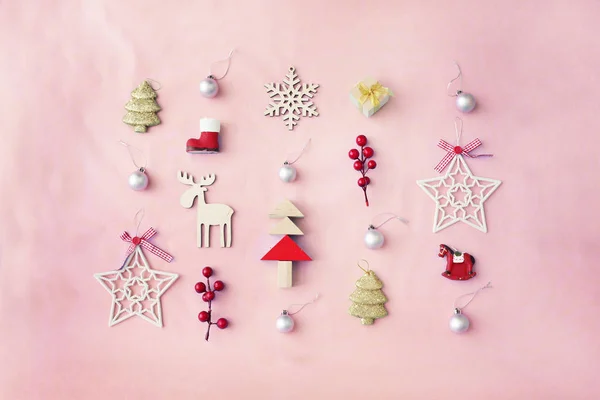 Adornos Decorativos Navidad Sobre Fondo Pastel Color Vintage —  Fotos de Stock