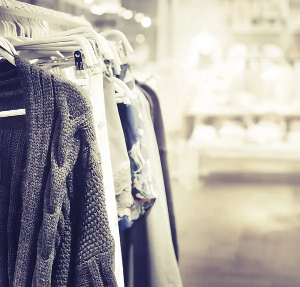 Elbise Askıları Vintage Renkler Dükkanda Asılı — Stok fotoğraf