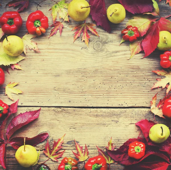 Heldere Rode Paprika Peren Met Herfst Gebladerte Houten Achtergrond — Stockfoto