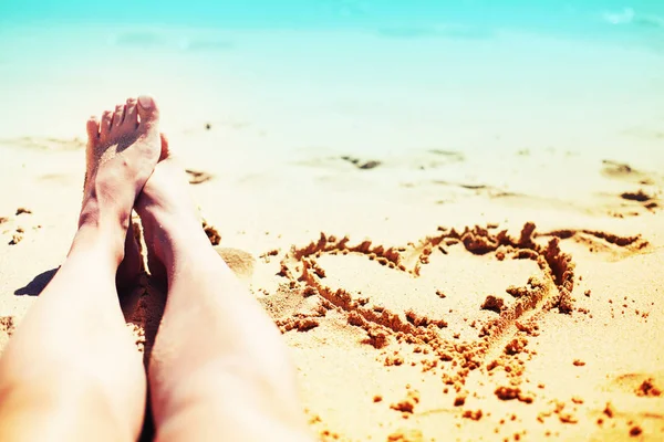 Imagen Recortada Los Pies Desnudos Masculinos Contra Agua Mar Playa — Foto de Stock