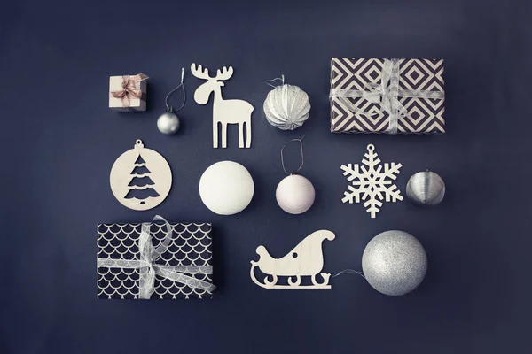 Enfeites Decorativos Natal Presentes Fundo Escuro — Fotografia de Stock