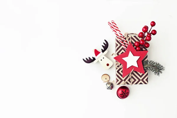 白い背景にクリスマスの装飾のトップビュー — ストック写真