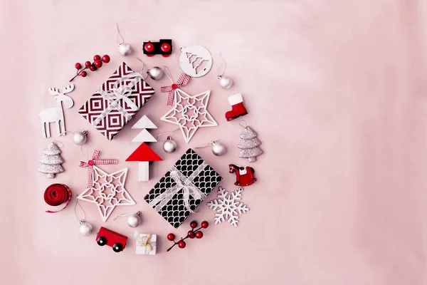 Adornos Decorativos Navidad Sobre Fondo Pastel Color Vintage —  Fotos de Stock