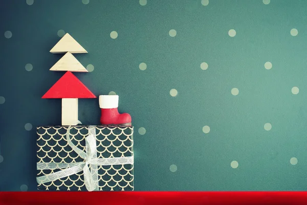 Προβολή Closeup Των Διακοσμήσεων Χριστουγέννων Δώρων Και Vintage Ξύλινο Ράφι — Φωτογραφία Αρχείου