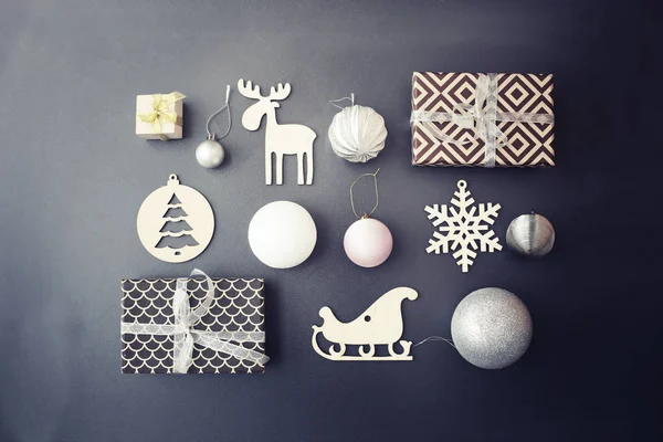 Natale Ornamenti Decorativi Regali Sfondo Scuro — Foto Stock