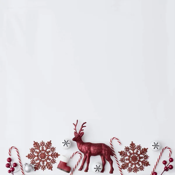 Decorações Natal Vermelho Com Veados Fundo Branco — Fotografia de Stock