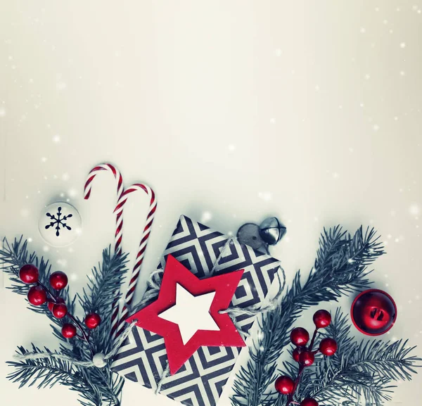 ヴィンテージ色の白い背景の上のクリスマスの装飾の上から見る — ストック写真