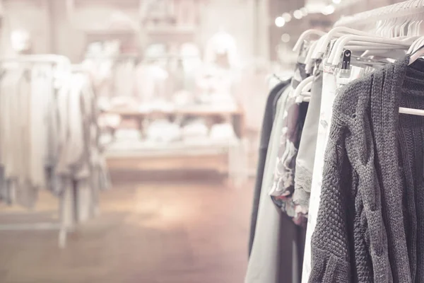 Vêtements Suspendus Sur Cintres Dans Boutique Dans Des Couleurs Vintage — Photo