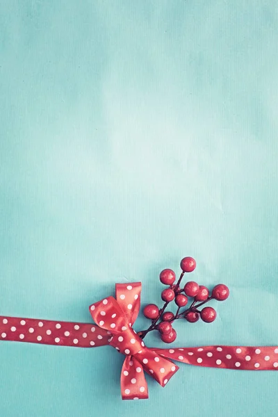 Fondo Festivo Con Cinta Roja Bayas Rojas Lazo — Foto de Stock