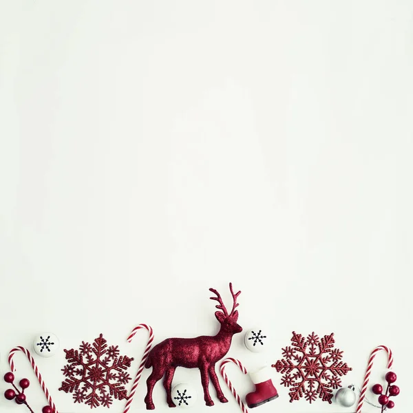 Szarvas Fehér Alapon Piros Karácsonyi Dekorációk — Stock Fotó