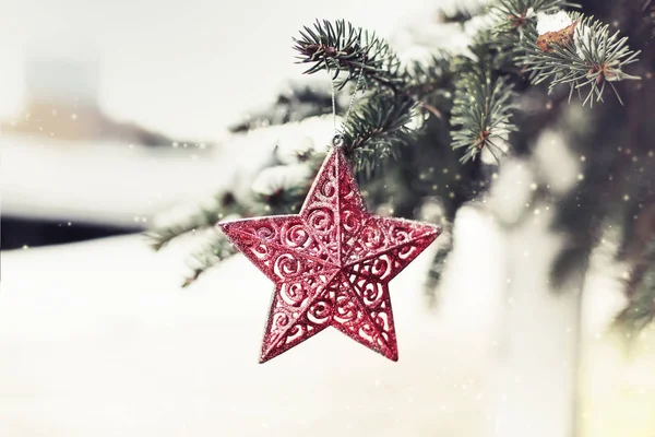 自然の背景に雪とクリスマスの装飾 — ストック写真