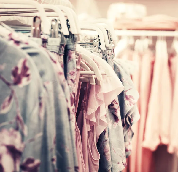 Šaty Ramínka Obchodě Retro Barvách — Stock fotografie