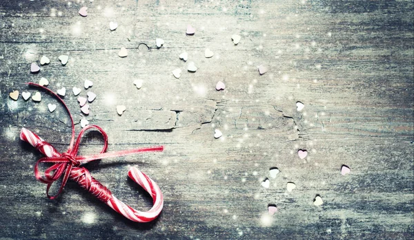 Noel Candy Cane Ile Ahşap Arka Plan Üzerinde Kırmızı Yay — Stok fotoğraf