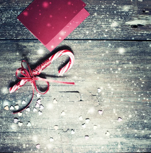 Cane Caramelo Navidad Con Arco Rojo Aislado Sobre Fondo Madera — Foto de Stock
