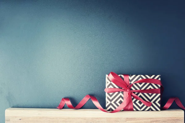 Vista Primer Plano Del Regalo Navidad Envuelto Con Decoraciones Navideñas — Foto de Stock