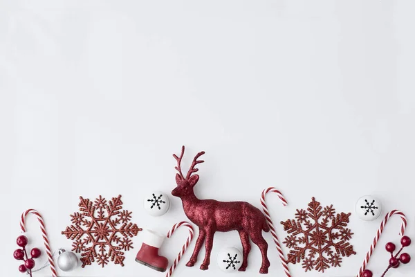 Décorations Rouges Noël Avec Cerf Sur Fond Blanc — Photo