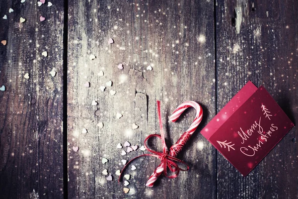 木製の背景に赤の弓分離とクリスマス キャンデー杖 — ストック写真