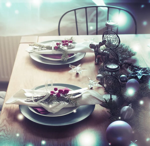 Verhoogde Weergave Kerst Geserveerd Tafel Met Decoraties Voor Feestdagen — Stockfoto