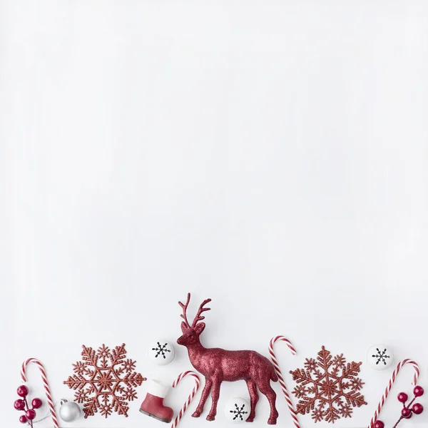 Natal Decorações Vermelhas Com Veados Fundo Branco — Fotografia de Stock