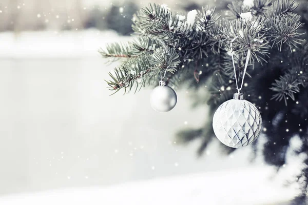 ヴィンテージの装飾とクリスマス ツリーのクローズ アップ ビュー — ストック写真