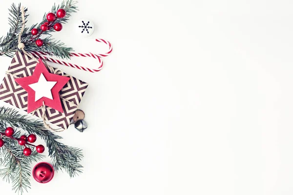 Beyaz arkaplanda noel süslerinin üst görünümü