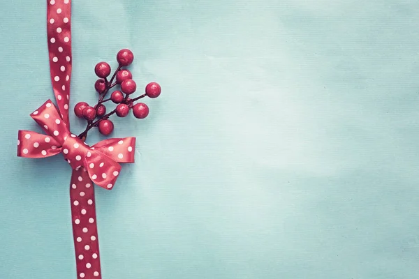 Fondo Festivo Con Cinta Roja Bayas Rojas Lazo — Foto de Stock