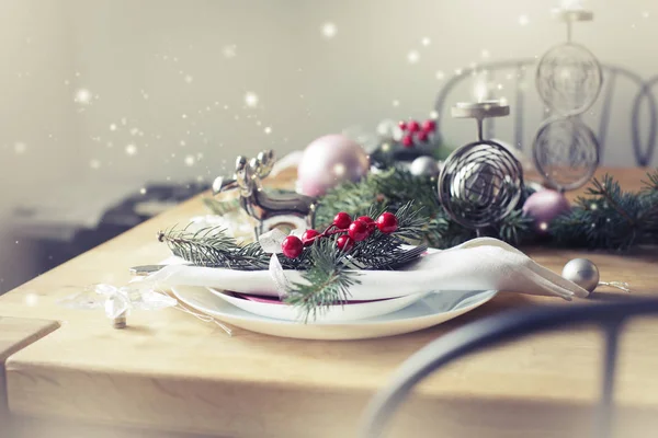 休日の装飾と昇格を表示提供クリスマス テーブル — ストック写真