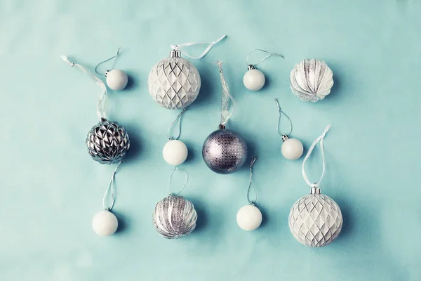 Parlak Arka Plan Üzerinde Beyaz Gümüş Noel Baubles Dekorasyon — Stok fotoğraf