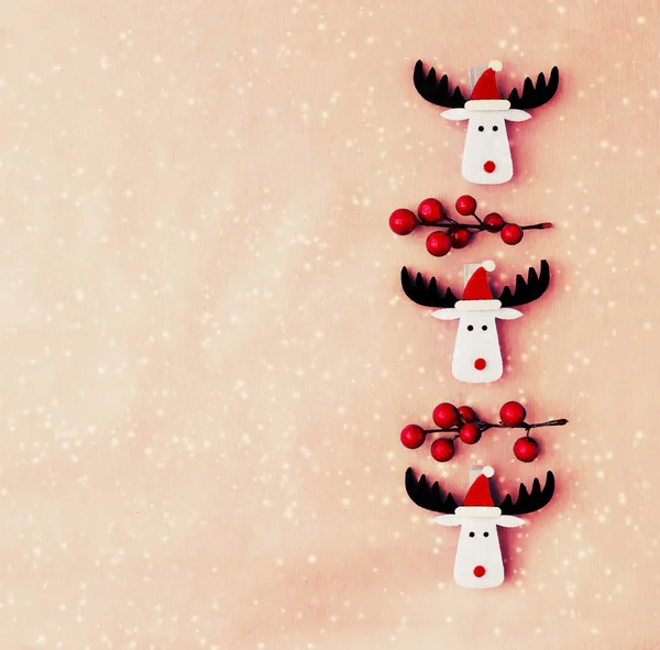 Komik Noel Geyik Oyuncak Berry Dalları Ile Üstten Görünüm — Stok fotoğraf