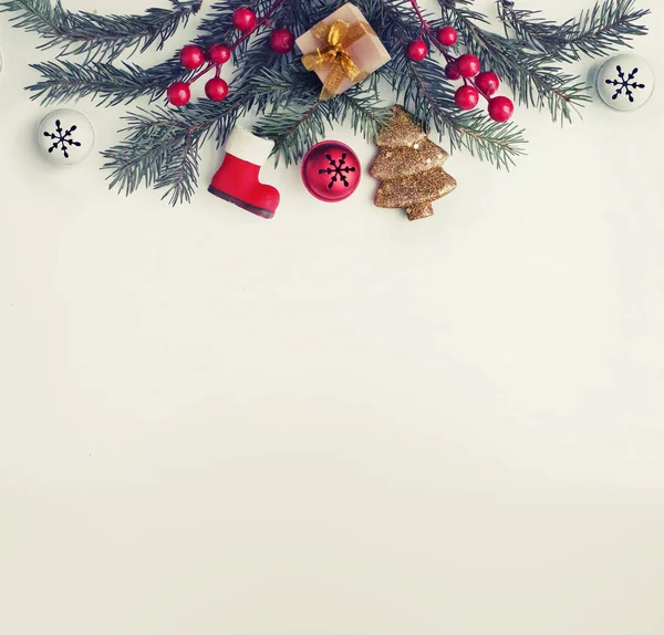 Χριστουγεννιάτικο Διακοσμητικό Έλατο Κλαδιά Και Διακοσμητικά Λευκό Φόντο Στυλ Vintage — Φωτογραφία Αρχείου