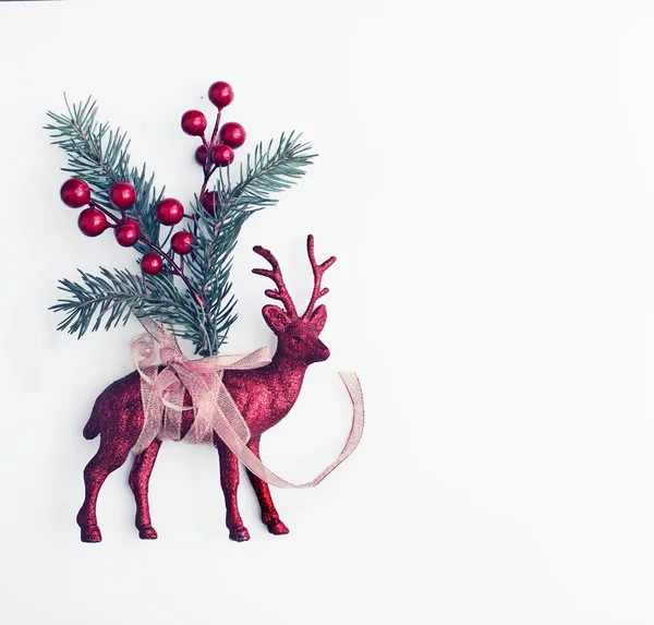 Vista Superior Natal Decorações Vermelhas Com Veados Fundo Branco — Fotografia de Stock