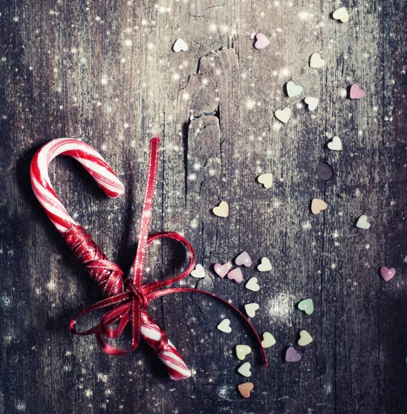 Noel Candy Cane Ile Ahşap Arka Plan Üzerinde Kırmızı Yay — Stok fotoğraf