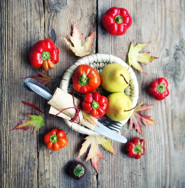 Peperoni Pere Rosso Vivo Con Fogliame Autunnale Posate Fondo Legno — Foto Stock