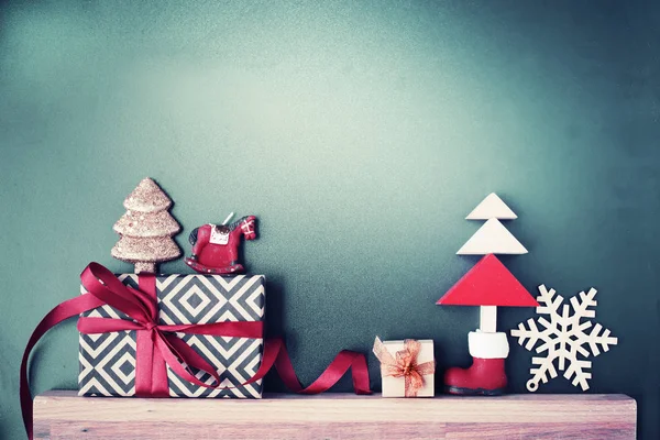 Nahaufnahme Von Weihnachten Vintage Dekorationen Auf Holzregal — Stockfoto