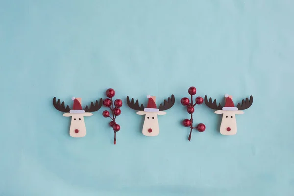 面白いクリスマスの鹿グッズ ベリー枝の平面図 — ストック写真