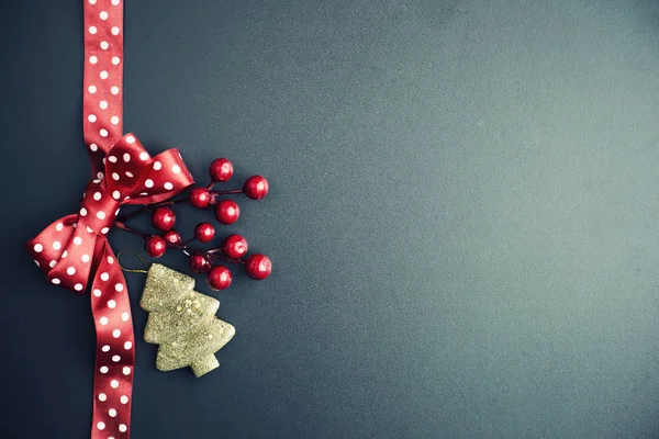 Feestelijke Achtergrond Met Rood Lint Rode Bessen Boog Kerst Decoraties — Stockfoto