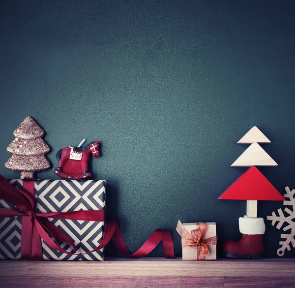 선반에 크리스마스 빈티지 장식의 — 스톡 사진