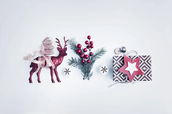 Draufsicht Auf Weihnachten Rote Dekoration Mit Hirsch Auf Weißem Hintergrund — Stockfoto