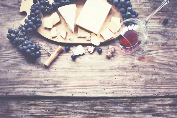 ブドウとチーズと木製の背景でワインのおいしい組成 — ストック写真