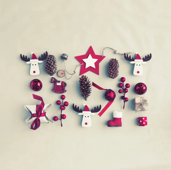 Adornos Decorativos Navidad Sobre Fondo Pastel Estilo Vintage —  Fotos de Stock